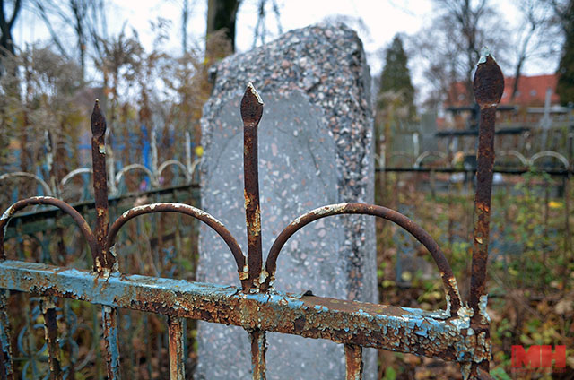 Минск. Почему на «Западное» кладбище завозят опавшую листву - Похоронный портал