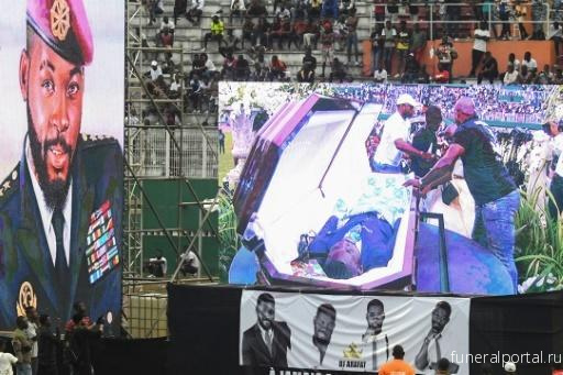 Ivory Coast bids singer DJ Arafat farewell, fans open his coffin - Похоронный портал