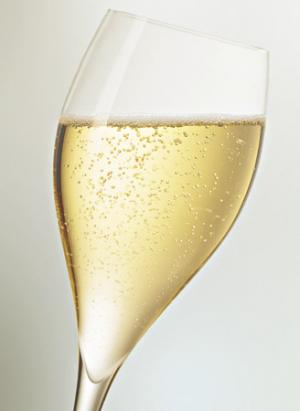 Во Франции вдове выписали штраф за выпитое на могиле мужа шампанское - Похоронный портал