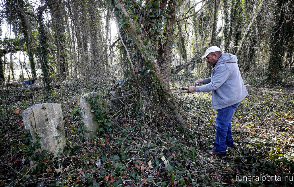 Richmond resident works to restore historic African American cemetery - Похоронный портал