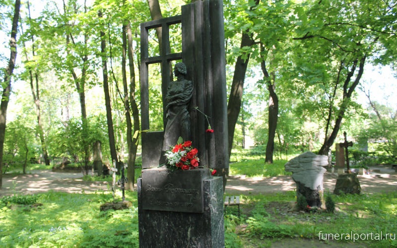 3 июля 1935 — решением Ленсовета образован музей-некрополь «Литераторские мостки» на Волковском кладбище
