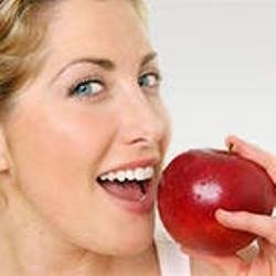 Одно яблоко в день способно омолодить на 17 лет, уверены ученые