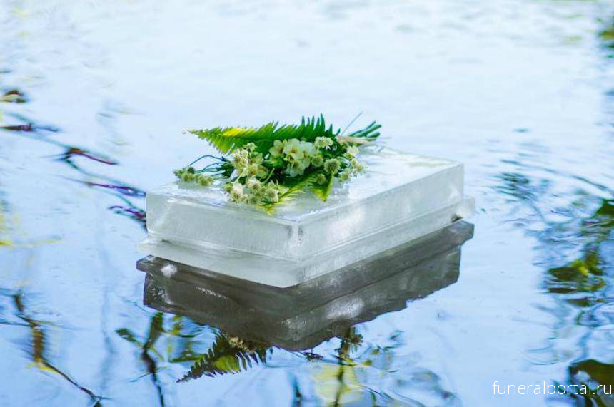 Floating ice urn makes for a unique eco-friendly memorial - Похоронный портал