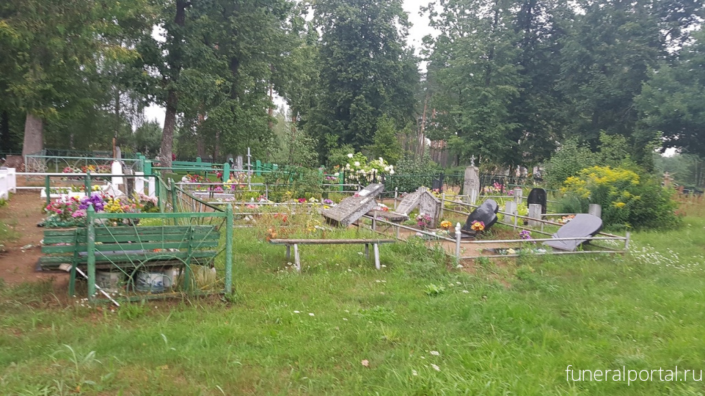 Латвия. Вандалы перевернули на кладбище в Таборской волости десятки памятников - Похоронный портал