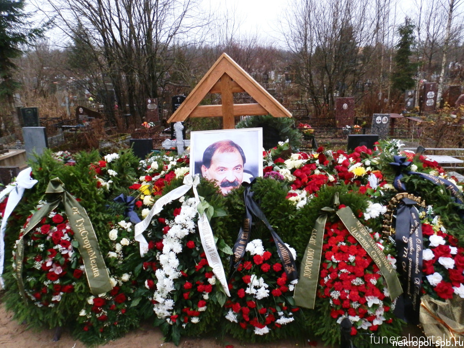 Как выглядит могила Ильи Олейникова 