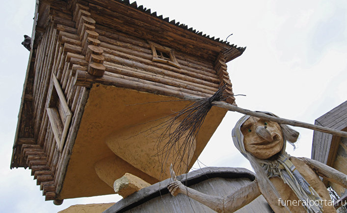 Китай. Baijiahao: такие деревянные домики можно часто увидеть в России. Почему гиды не советуют в них заходить? 