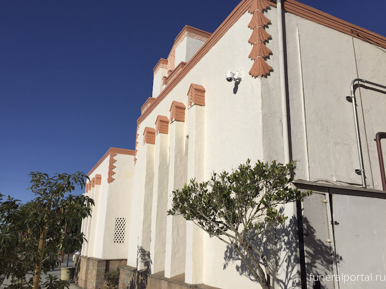 US. CA. Funeral home staff helps families all year long - Похоронный портал