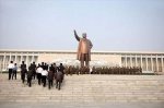Жители Пхеньяна, узнав о смерти лидера КНДР, идут к памятнику его отцу - Похоронный портал