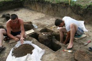 В центре Ростова археологи откопали захоронение девушки со странным черепом - Похоронный портал