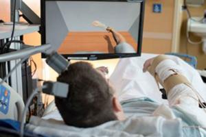 Парализованный человек смог двигать рукой с помощью нейроимплантата - Похоронный портал