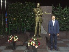 Победитель Кубка мира посетил могилу Вугара Гашимова - Похоронный портал