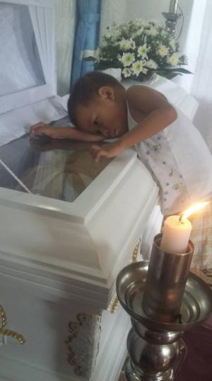 Фотография Этого Мальчика У Гроба Матери Всколыхнула Интернет… - Похоронный портал