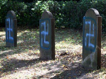 На севере Германии осквернили еврейские могилы - Похоронный портал