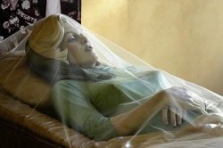 Гиперреалистичная скульптура Мэрлин Монро в гробу