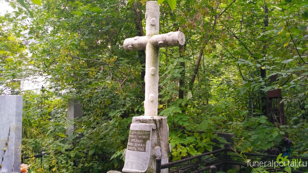 Екатеринбург. Что означают старинные надгробия в виде пней на Михайловском кладбище? Три версии