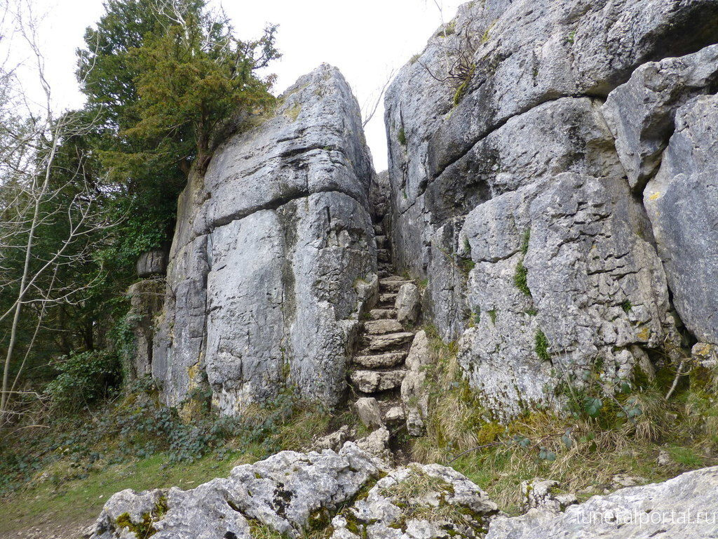 Fairy Steps. These legendary stone steps were once used to haul coffins up the rockface.  - Похоронный портал