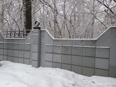 Забор кладбища в Екатеринбурге, где похоронена группа Дятлова, оставили без металла - Похоронный портал