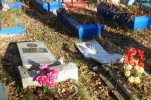 Вандалы устроили погром на кладбище в брянских Клинцах (ФОТО)  - Похоронный портал