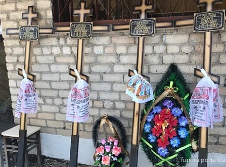 Шахты. На похоронах семьи, сгоревшей при пожаре, люди падали в обморок, несли море цветов и игрушек - Похоронный портал