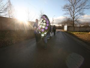 Во Ржеве жители возложили похоронный венок «Смерть коммунальному беспределу» к администрации УК, а потом его подбросили к дому местного депутата - Похоронный портал
