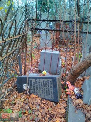 Вандалы разрушили надгробия на 2-м Христианском кладбище - Похоронный портал