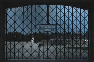 В Германии похитили ворота концлагеря Дахау - Похоронный портал