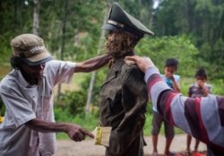 Жители Индонезии ежегодно откапывают мертвых родичей