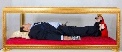 В римской галерее выставили «Мечту итальянцев» – мертвого Берлускони из силикона - Похоронный портал