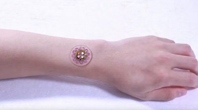 Медики создали наклейку для слежения за состоянием здоровья по составу пота