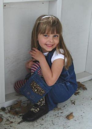 6-летняя девочка, зная что умрёт, спрятала по всему дому сотни писем своей семье - Похоронный портал