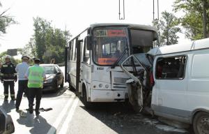В Петербурге при столкновении микроавтробуса и "Газели" погибли два человека - Похоронный портал