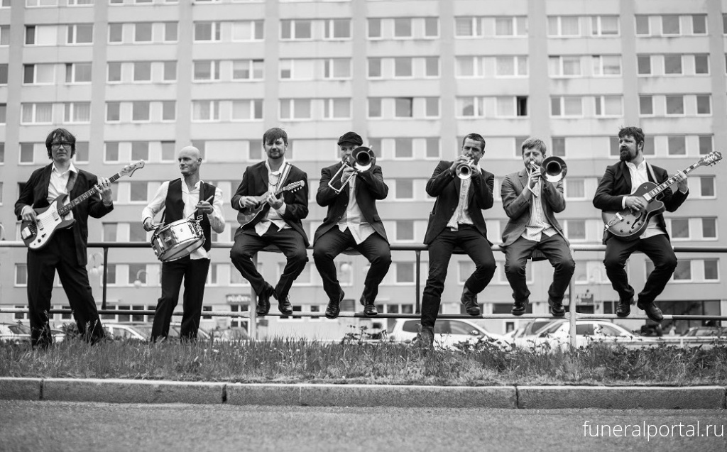 Псков. Вместо лавочки на остановке – надгробная плита 1881 года. Откуда в «Летнем саду» могильный камень? - Похоронный портал