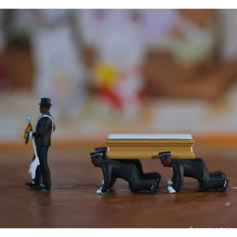 Chinese company produces figurines of famous Ghanaian funeral pallbearers for $40 and $50 a set - Похоронный портал