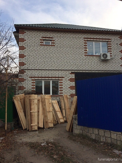 Товар лицом: в Сызрани ритуальный салон выставил на улицу гробы и пугает соседей - Похоронный портал