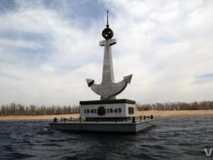 На Волге установлен плавучий памятник морякам Сталинграда - Похоронный портал