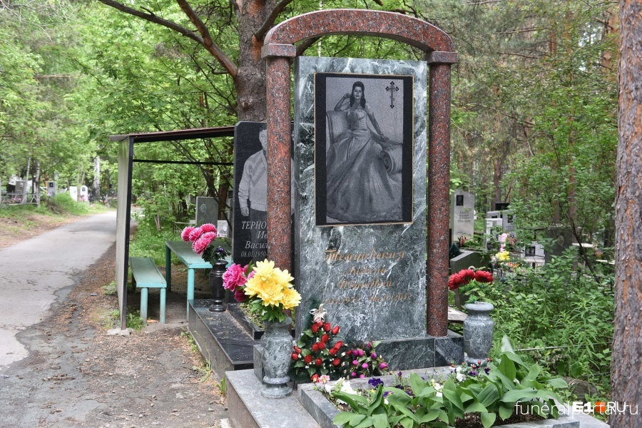 Экскурсия по некрополю, расположенному на окраине Екатеринбурга. Кладбища с историей: где похоронены известные ученые и уральский бизнесмен, убитый на глазах семьи
