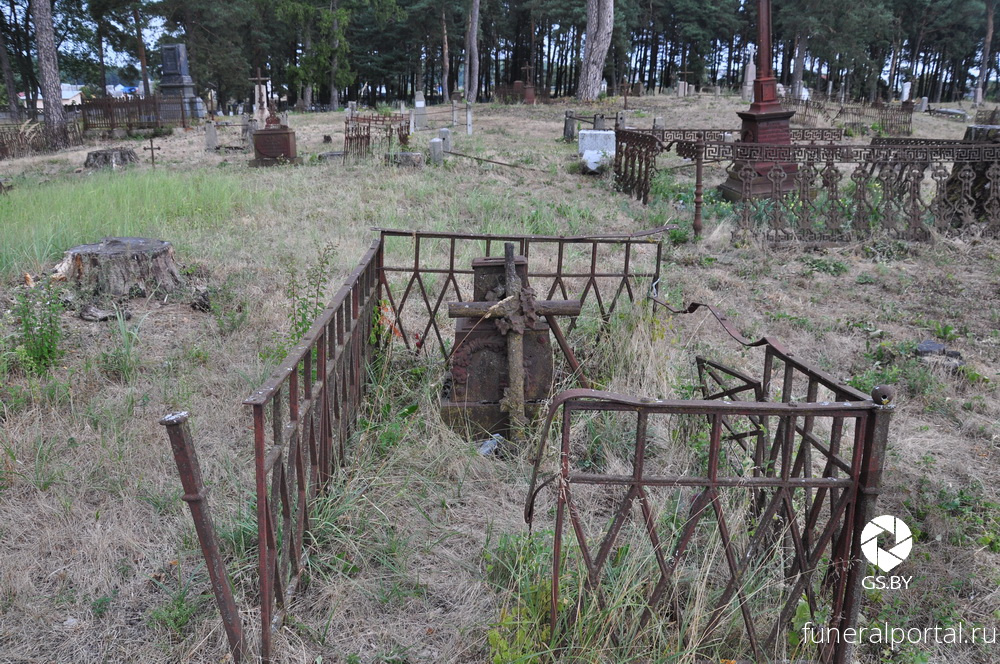 Когда родным и властям плевать… Убирая могилы, или Размышления на кладбище деревни Радково