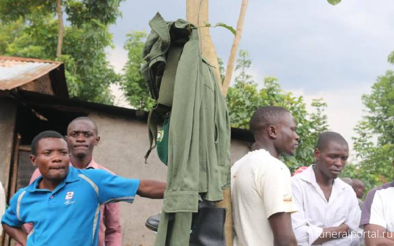 Shock as Kakamega county staff dig up coffin, strip body of uniform - Похоронный портал