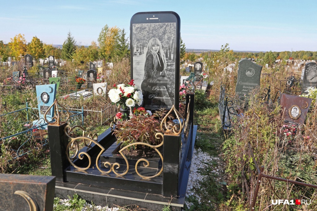 Чтобы помнили: на кладбище в Уфе установили памятник в виде айфона  