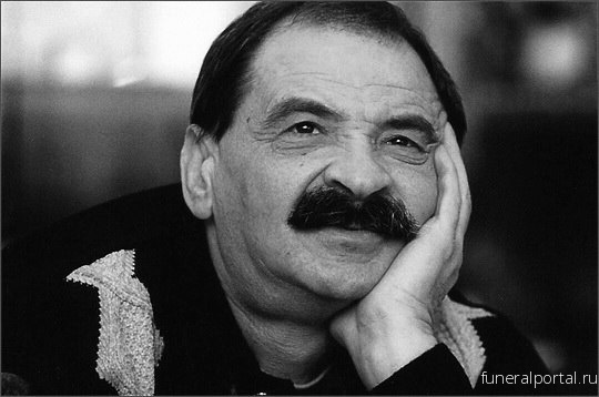 8 лет после смерти: могилу Олейникова украшают букет цветов и пара вазонов