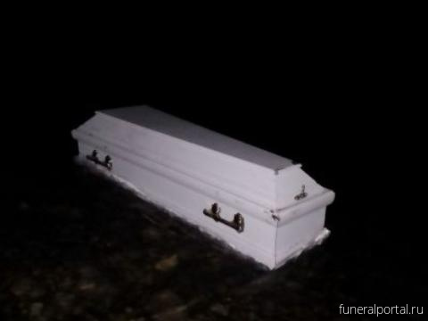 Жители Кузбасса заметили гроб, плывущий по реке - Похоронный портал