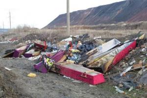 На окраине Новошахтинска нашли свалку гробов и крестов - Похоронный портал