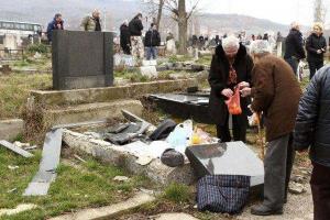 В Косовской Митровице албанцы осквернили сербское православное кладбище - Похоронный портал