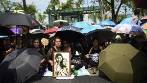 Из-за смерти короля в Таиланде дефицит черных рубашек - Похоронный портал