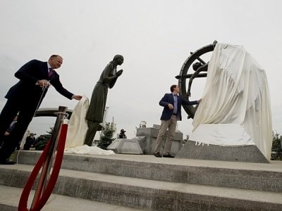 Шемякин открыл под Калининградом памятник жертвам забытой войны