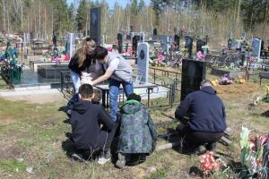 Поступок достойный уважения: казачата Кыштыма навели порядок на заброшенной могиле ветерана - Похоронный портал