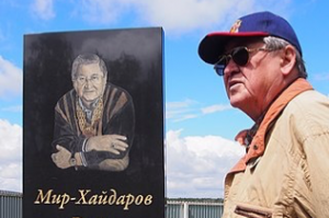 Российский писатель установил себе второе надгробие при жизни - Похоронный портал