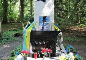 В Германии могилу Бандеры залили черной краской - Похоронный портал