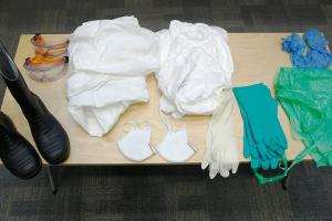Американцы скупают защитные костюмы от Эболы - Похоронный портал
