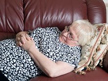 Ученые рассказали, почему пожилые люди меньше спят